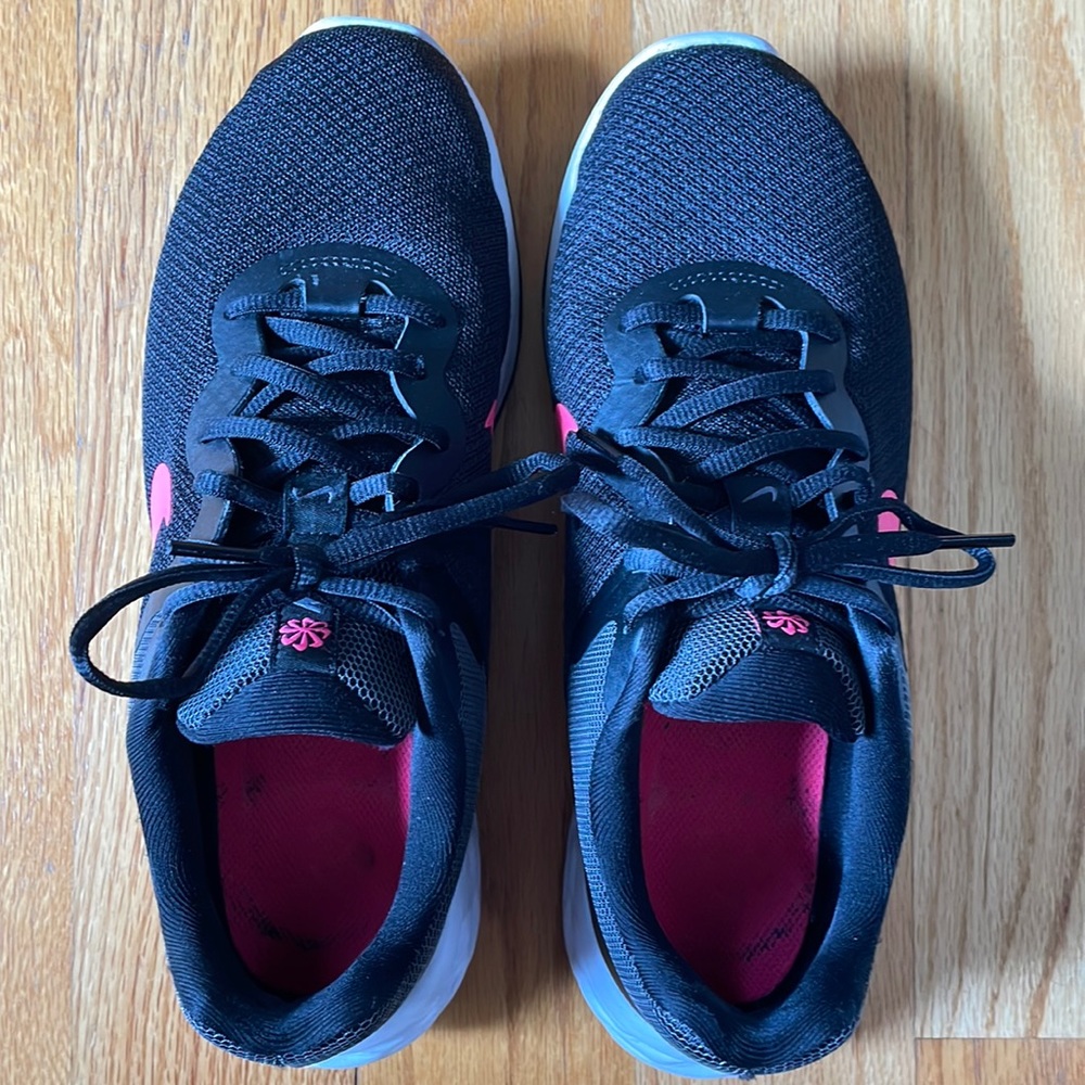Nike women’s revolution 6 sneakers size 9 wide used